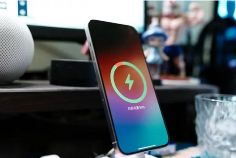 鄂伦春苹果15换屏服务分享用什么充电器给iPhone15充电更好 